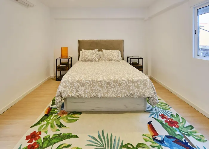 Reina Flat